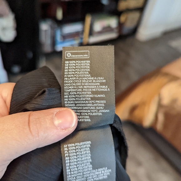 ❌SOLD❌ H&M Crinkled Blouse - Picture 5 of 5